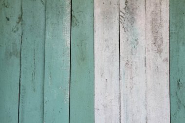 Donuk beyaz ve yeşil boyalı eski ahşap pencereler