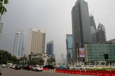 Ortasında Hoş Geldiniz Anıtı (Tugu Selamat Datang) bulunan HI Roundabout (Bundaran HI) trafiği. Burası Endonezya 'nın Jakarta kentindeki en yoğun ve ikonik alanlardan biri. 2 Eylül 2020.