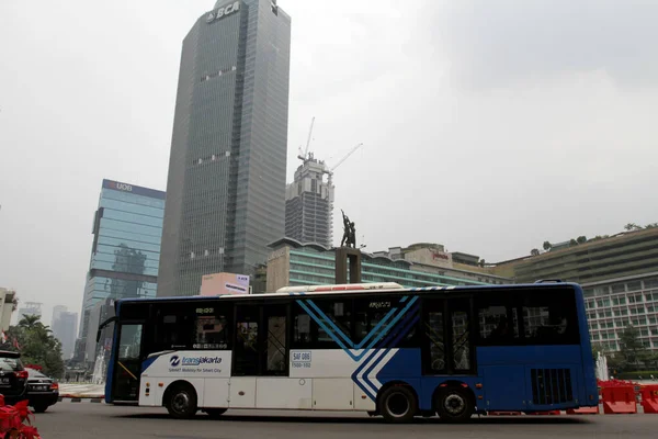 자카르타 버스는 로터리 Bundaran 통과하며 가운데에는 기념물 Tugu Selamat Datang — 스톡 사진