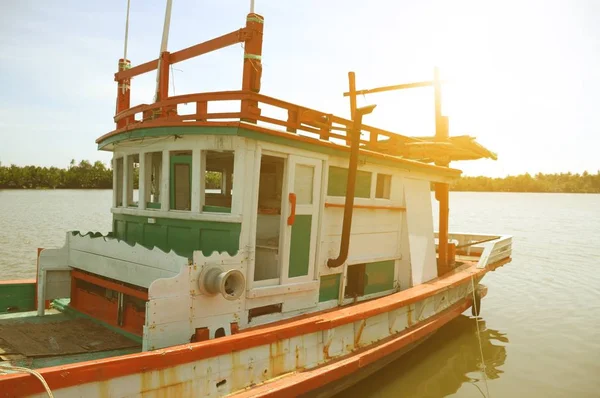 Деревянная Рыбацкая Лодка Реке — стоковое фото