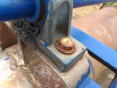 eski paslı cıvata makine üzerinde