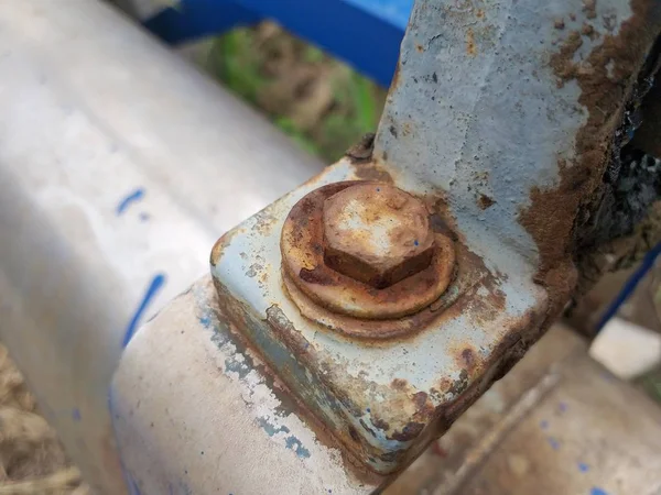 eski paslı cıvata makine üzerinde