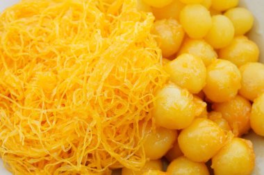 Yumurta sarısı şekerli altın iplikler ve fasulye ezmesi Tayland yemeği.