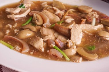 mantar, domuz eti ve kuru mürekkep balığı kızarmış istiridye sosu ile