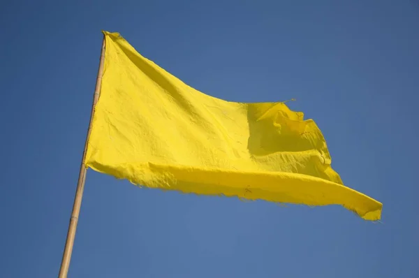 Žlutá Vlajka Modré Obloze — Stock fotografie