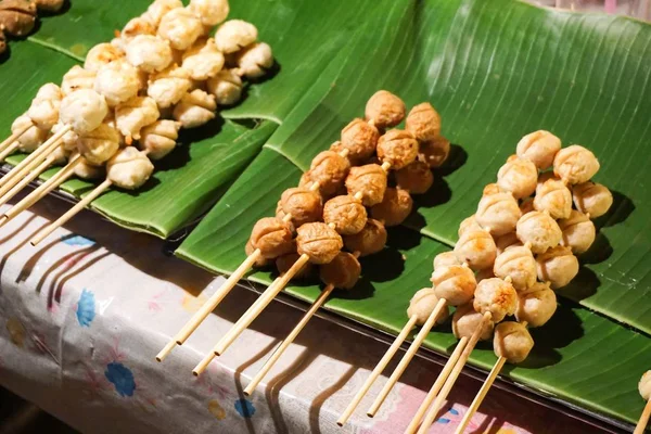 Frikadelle Auf Grünen Bananenblättern — Stockfoto