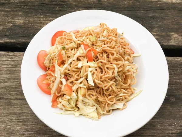 Baharatlı kuru erişte salatası, Tayland usulü yemek.