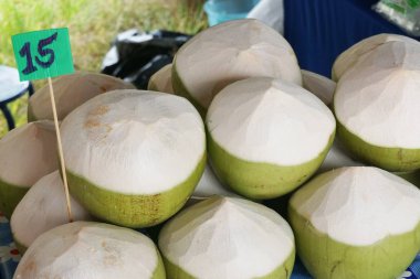 taze Hindistan cevizi meyve pazarında