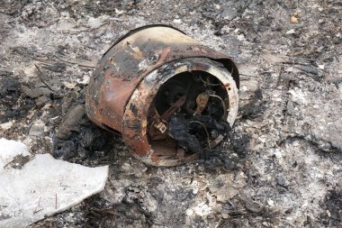 Kül ve teneke kutuyu yere yakın.