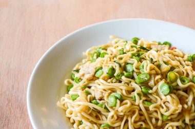 Kızarmış fesleğen domuz etli noodle