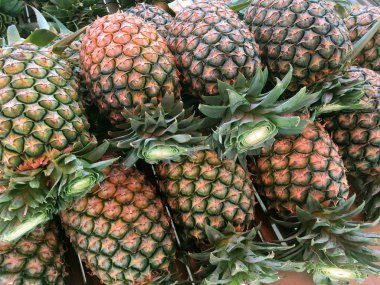 Piyasada taze ananas