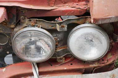 Kapat şu eski far arabasını.