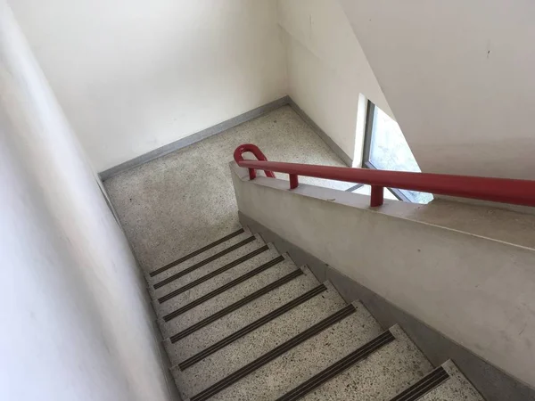 Enge Treppe Gebäude — Stockfoto