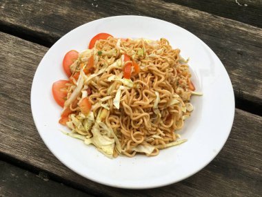 Baharatlı kuru erişte salatası, Tayland usulü yemek.