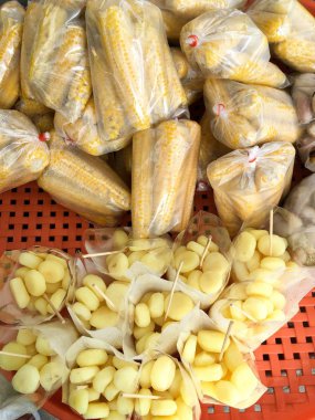 sıcak yere kestane ve mısır yemek salonu