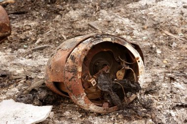 Kül ve teneke kutuyu yere yakın.