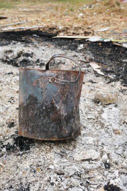 Kül ve teneke kutuyu yere yakın.