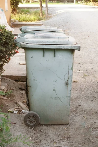 关闭天然花园中的塑料垃圾桶 — 图库照片