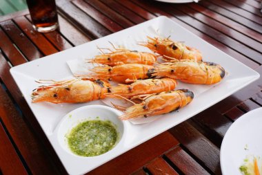 Beyaz plaka üzerinde ızgara karides kadar kapatın