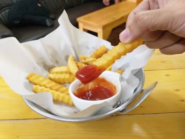 Sokak yemeklerinde patates kızartması.