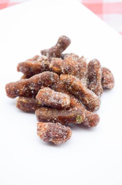 Beyaz zemin üzerinde şekerli tatlı ile tamarind
