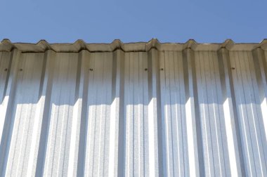 Mavi gökyüzü ile çelik çatı