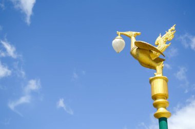 Bahçedeki altın kuğu direği