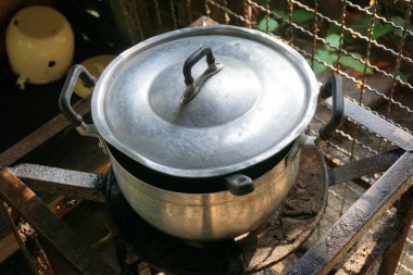 Soba yanıyor haşlanmış pot