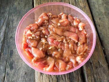 Ahşap zeminde marine edilmiş domuz eti.