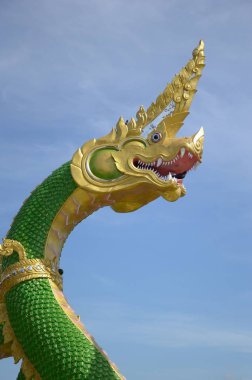 naga heykelin üzerine mavi gökyüzü kralı