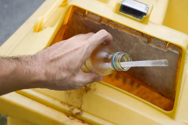 Sluiten Hand Houden Glazen Fles Gele Bak — Stockfoto