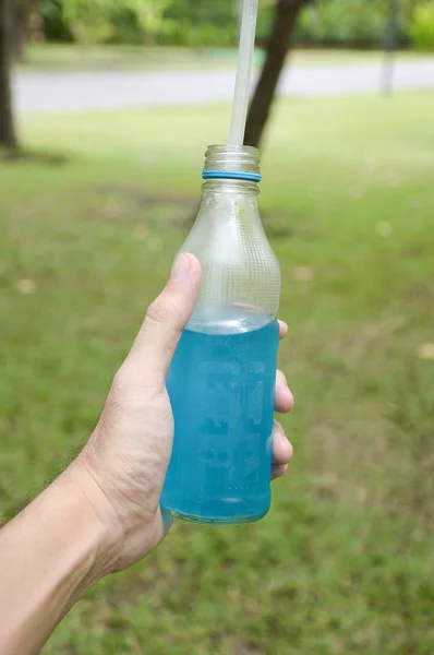 Bebida Água Azul Mão Homem — Fotografia de Stock