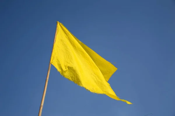 Bandera Amarilla Cielo Azul —  Fotos de Stock