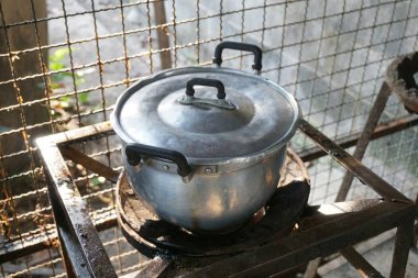 Soba yanıyor haşlanmış pot
