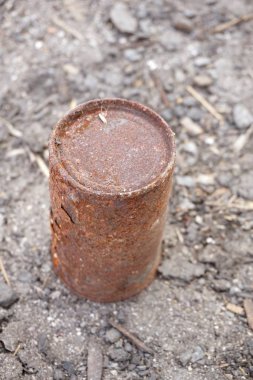 Yerdeki paslı teneke kutuyu kapat.