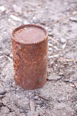 Yerdeki paslı teneke kutuyu kapat.