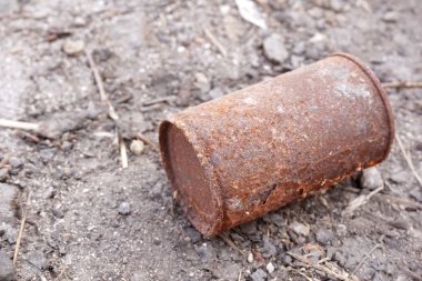 Yerdeki paslı teneke kutuyu kapat.