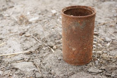 Yerdeki paslı teneke kutuyu kapat.