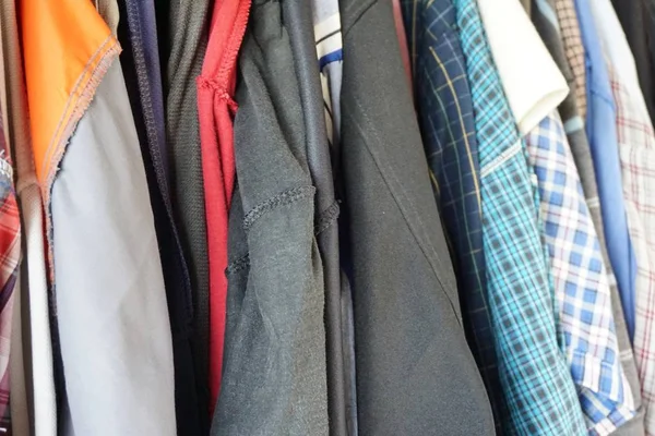 Verschiedene Kleidungsstücke Auf Kleiderbügeln — Stockfoto