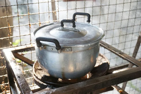 ストーブの火で煮鍋 — ストック写真