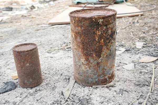 Yerdeki paslı teneke kutuyu kapat.