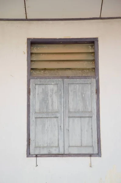 Старое Деревянное Окно Цементной Стене — стоковое фото