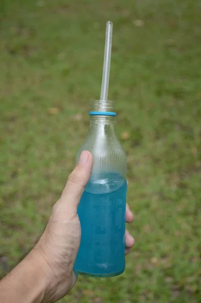 Bebida Água Azul Mão Homem — Fotografia de Stock