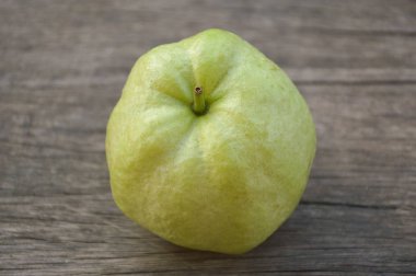 Ahşap zeminde yeşil guava