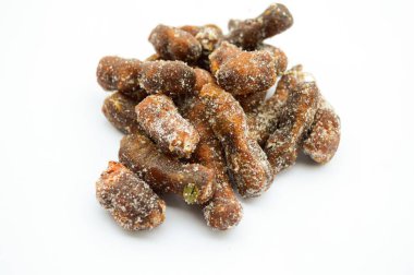 Beyaz zemin üzerinde şekerli tatlı ile tamarind