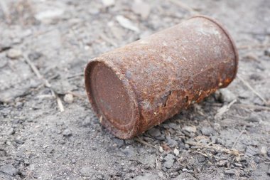 Yerdeki paslı teneke kutuyu kapat.