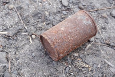 Yerdeki paslı teneke kutuyu kapat.