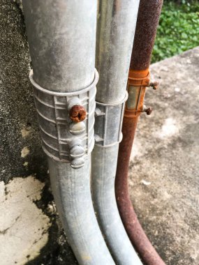 Çimento katta metal borular