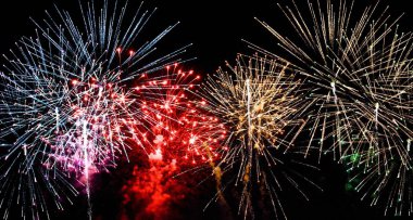 Gece gökyüzünde havai fişekler