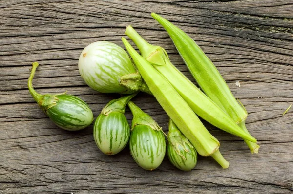 Berenjena Okra Suelo Madera —  Fotos de Stock